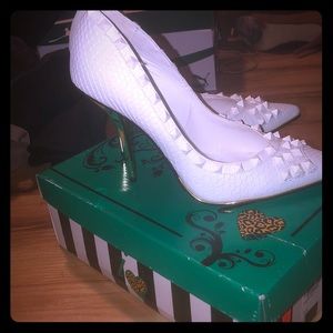 I❤️ Vesper Shoes in white with gold 3” inch heel